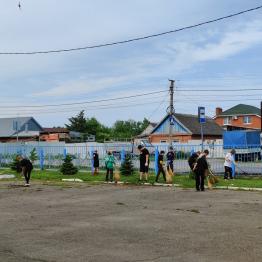 5 июня, на День охраны окружающей среды, школьники дружно вышли на уборку пришкольного участка
